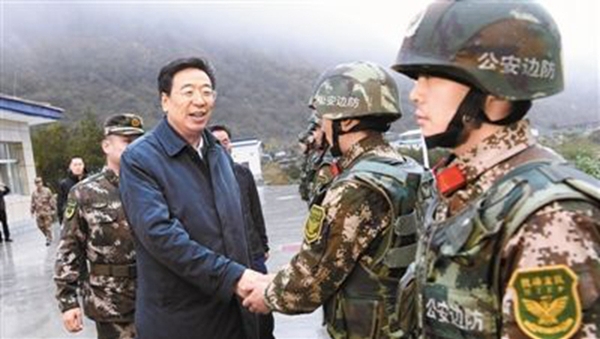 西藏日报报道，10月12日，西藏自治区党委书记吴英杰深入山南市隆子县就促进边境地区发展与稳定、改善各族群众生产生活条件、加强基层党建、精准扶贫等工作进行考察调研。图为10月12日吴英杰在隆子县玉麦乡看望慰问公安边防官兵。（图片来自西藏日报）