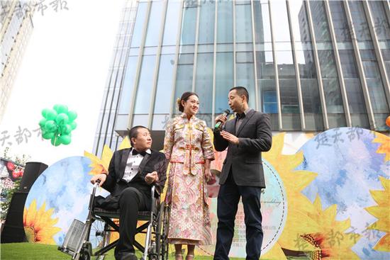 新郎和新娘都是来自东北的“85后”，去年在黄石相识相爱，今年2月领证结婚，打算5月办婚礼。不料一场突如其来的灾难，让男孩永远失去了右腿。女孩辞掉工作在医院七个多月陪护寸步不离。昨日，两人在医护人员的安排和见证下，举办了一场姗姗来迟的婚礼。