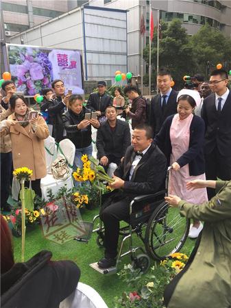 除了亲友和医护人员，病区十余位病友也送来祝福。医院骨科的病友，曾经跟随“小苹果”节奏在病床上起舞，感动千万网友的双腿截肢男孩小海峰（本报曾报道），也通过视频向他们表达祝福：“叔叔阿姨你们一定要有信心，我和妈妈一起祝你们新婚快乐，永远幸福！”