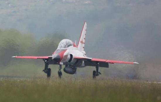 中国海军教练机空中遇重大特情 高速俯冲时突然断电