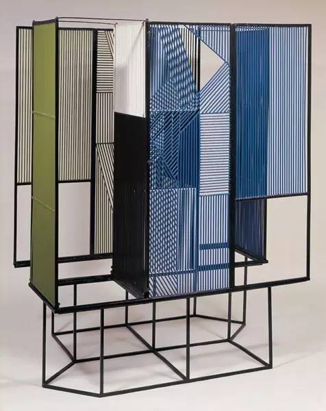 　　《可渗透前（Pre-penetrable）》，杰塞斯•拉斐尔•索托（JesúsRafael Soto），钢铁上喷漆，1957年