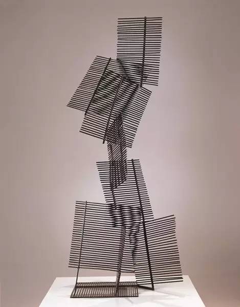 《八个正方形（Eight Squares）》，盖格（Gego），铁上喷漆，1961年