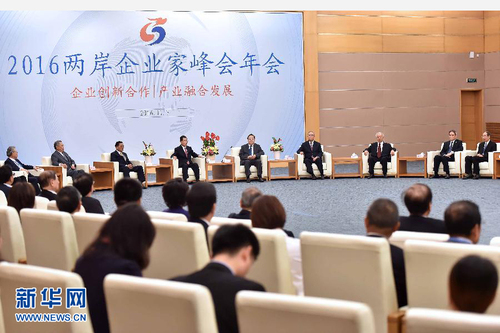 11月7日，由两岸企业家峰会主办的2016年年会在厦门举行大会。中共中央政治局常委、全国政协主席俞正声出席大会并致辞。这是会前，俞正声会见萧万长等两岸参会主要代表。新华社记者 李涛 摄