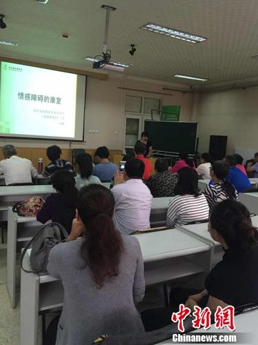 抑郁症群体的自救与互助：吃药不下30种 抱团取暖
