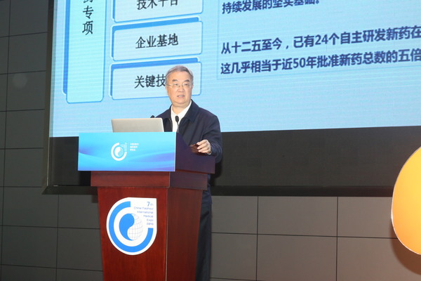 一、十一届全国人大常委会副委员长桑国卫在作主旨发言。摄影　 顾俊 刘燕