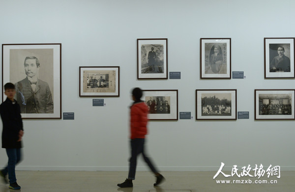 11月9日，观众在参观“天下为公大道行——纪念孙中山诞辰150周年大型馆藏文物展”。文物展于11月8日在中国国家博物馆开幕。通过展出的326件馆藏文物和珍贵历史照片，见证了孙中山先生为民族独立、社会进步、人民幸福而披荆斩棘、奋斗不息的历程。本报记者 齐波 摄