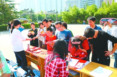 北大文物爱好者协会和宝鸡民俗博物馆共同举办“走近文物 阅美中华”文博知识普及展。