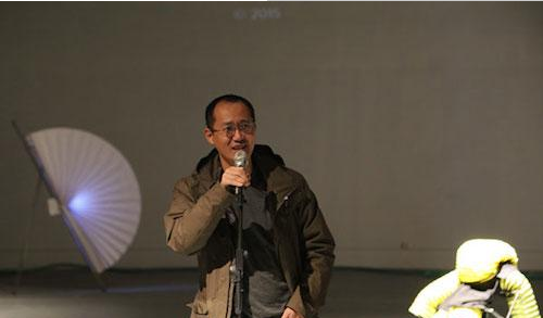明当代美术馆馆长邱志杰在美术馆展览现场
