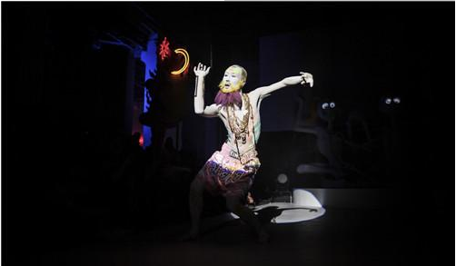 表演艺术家北鸥在《Adaha II》现场