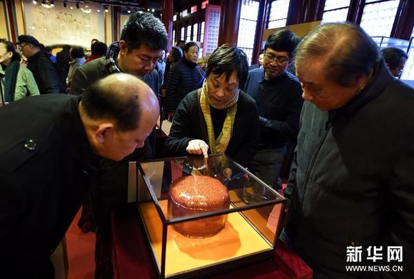11月13日，观众在参观展出的金漆镶嵌漆艺精品。1