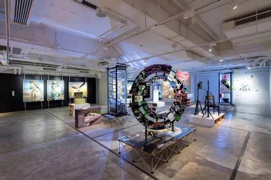 　　K11基金会在2016香港巴塞尔艺博会期间香港临时展厅展出的《黑客空间》（Hack Space）。图片：Courtesy of the K11 Art Foundation