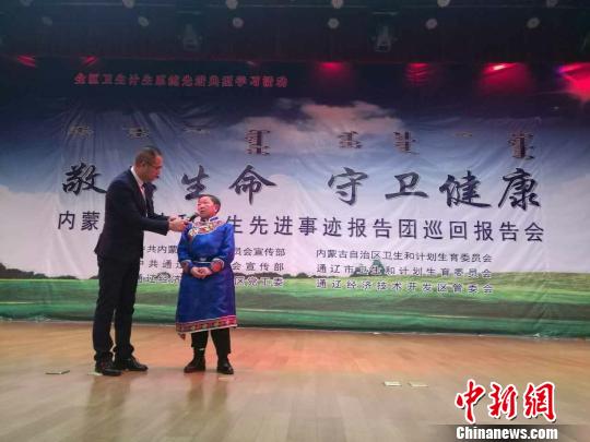 图为哈申通拉嘎在报告会现场接受采访。　王瑞芳 摄