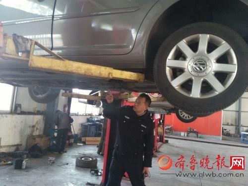 民警在勘察肇事车辆。 本报记者 苏洪印 摄