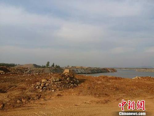 滦河河道内仍在不断增加的剥岩石 肖光明 摄