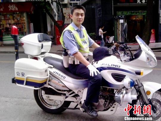 图为接住跳桥少女的重庆市渝中区公安分局交巡警支队一大队王静。　钟新 摄