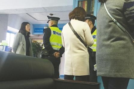  110巡警在现场了解情况。