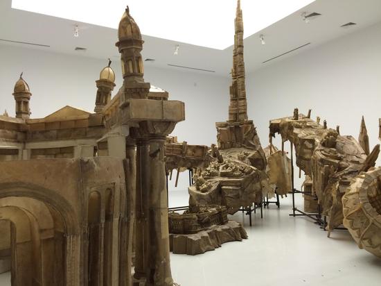 刘韡，大狗，牛皮、金属、木材，尺寸可变，2016