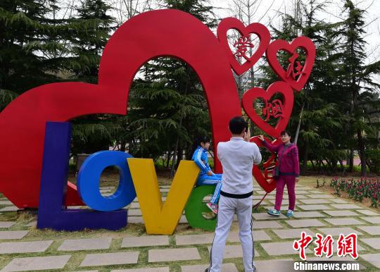 “爱在烟台，难以离开”，爱心成为烟台的城市标签。(资料图) 蔡红文 摄