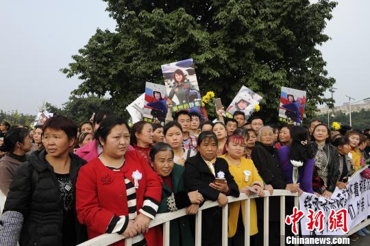迎接余旭回家的民众。　安源 摄