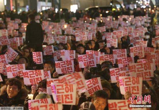 当地时间2016年11月16日，韩国首尔，当地民众再次举行烛光游行，要求总统朴槿惠下台。
