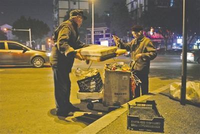 饶兴德（右）陪着老伴陈万全一起捡垃圾
