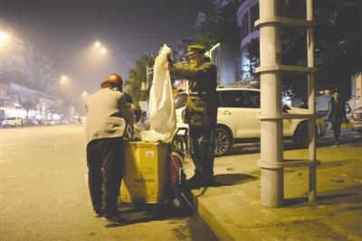每晚出去转一圈捡垃圾，已成为两位老人的习惯