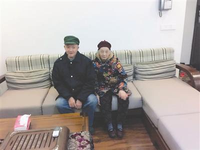 两位老人在家中