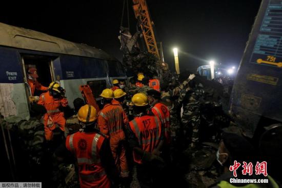 当地时间11月20日，印度北部发生快速列车出轨事件，目前已经造成至少120人丧生和超过200人受伤，这也是印度老旧铁路系统近年最严重灾难，救难人员还在列车残骸中搜寻生还者。