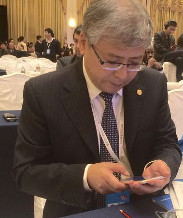 应邀出席第九届全球健康大会之“市长论坛”的宁夏回族自治区银川市市委常委、副市长毕俊生在会上认真记录。     梓涵    摄