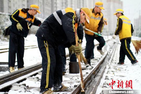 为确保陇海线客运安全畅通西安西站全力进行铁轨防冻除雪工作。　钟翰林　摄