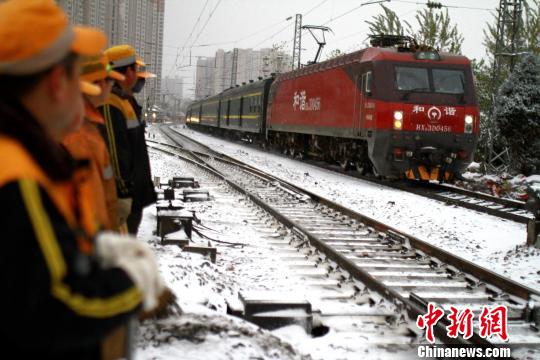 为确保陇海线客运安全畅通西安西站全力进行铁轨防冻除雪工作。　钟翰林　摄