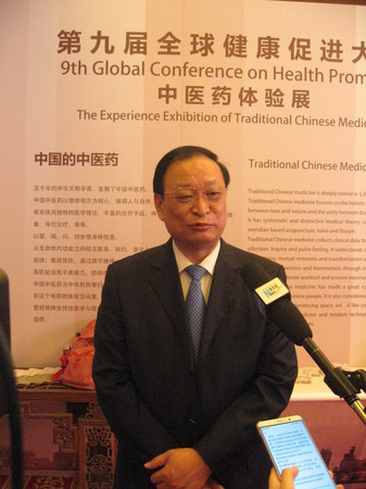 一、国家卫生和计划生育委员会副主任、国家中医药管理局局长王国强率先向与会中外专家发出三点倡议，呼吁共同发展传统医药