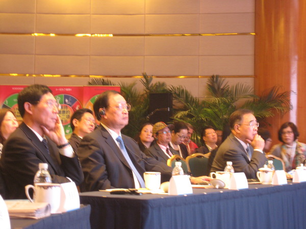 六、王国强（中）、张伯礼（右）、陈凯先（左）出席国际健康大会中医药发展论坛。 人民政协网记者  张春莉  摄影