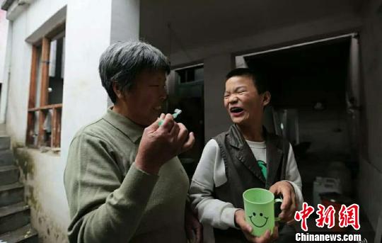 每天早晨简单的刷牙，小雨不知苦练了多少次才娴熟。　孙瑞超 摄