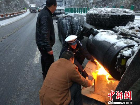 图为高速交警对滞留车辆进行救助。　西安交警高速大队供图 摄