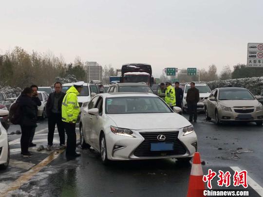 图为高速交警对车辆进行疏导。　西安交警高速大队供图 摄