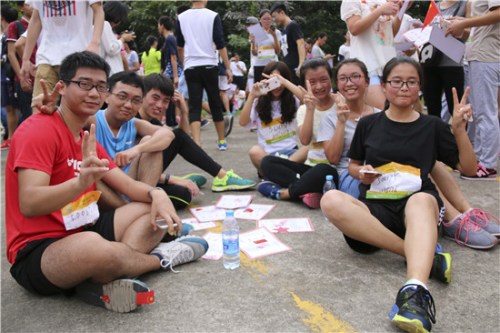  10月23日，福建师范大学，“迷马”选手挑战后在休息处合影留念，他们脸上露出挑战成功的喜悦。苏泽汗／摄
