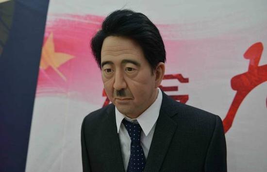 商场现安倍谢罪蜡像3