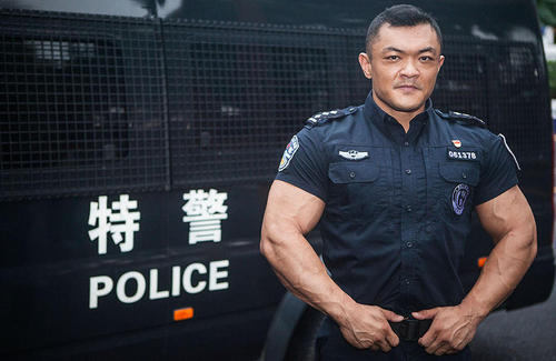 后来曲祖毅参加健美大赛，也练就了一身异于常人的肌肉。他提倡的健身也带动了在南山机训大队的同事们。图为曲祖毅。 - 副本