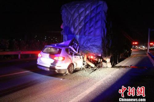大理云浪收费站外发生车祸致五人死亡