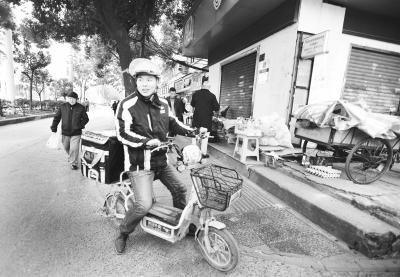 外卖员街头扑倒抢匪后继续送餐：幸好没有迟到