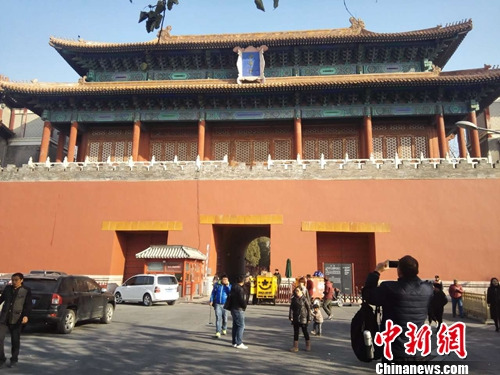  28日下午，有行人在故宫外拍照留念。上官云 摄