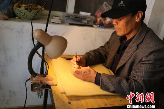 图为李世华正在进行雕刻。　张春娥 摄
