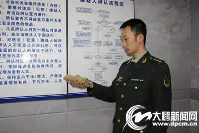 小伙身缠
