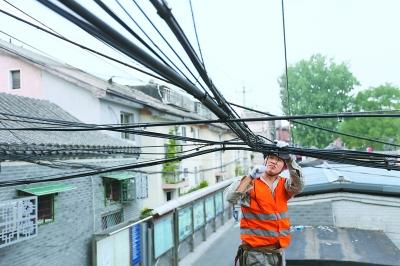 以景山、东华门、前门地区为实施重点，东城区将全面实施架空线梳理整治。    闫文摄