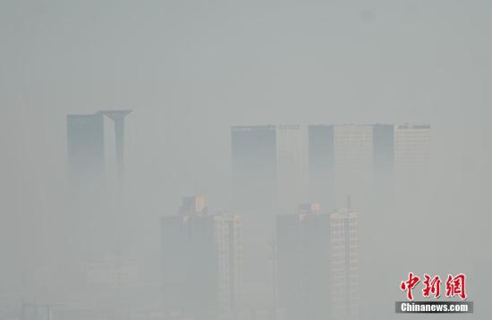 12月1日，河北省分区启动区域红色(Ⅰ级)应急响应和区域橙色(Ⅱ级)应急响应，这也是河北首次启动区域红色应急响应。 <a target='_blank' href='http://www.chinanews.com/'>中新社</a>记者 翟羽佳 摄