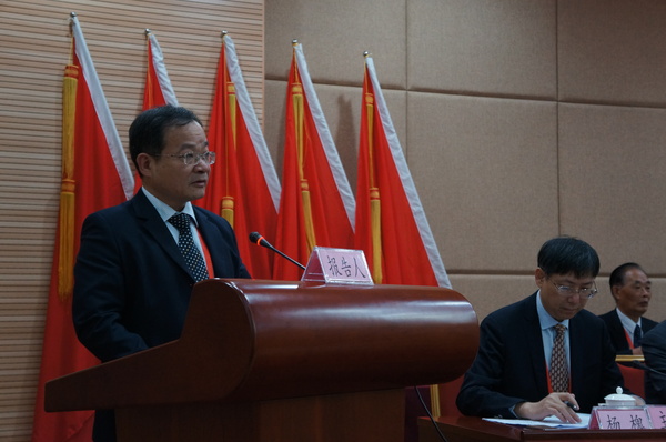 大会主席团主席、九三学社厦门市委主委黄培强作工作报告。（记者 照宁摄）4