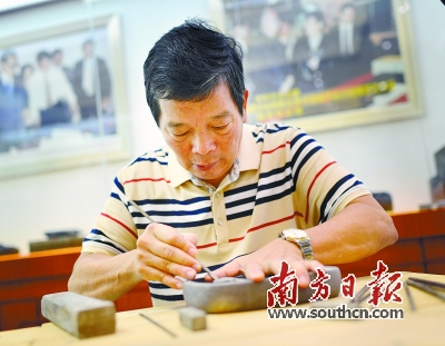 黎铿在雕刻端砚。南方日报记者 肖雄 摄