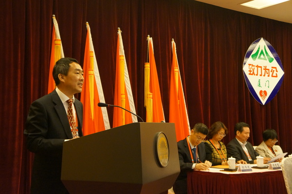 大会主席团主席、致公党厦门市委主委俆平东作工作报告。（记者 照宁摄）5
