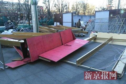 北京通州一广场圣诞装饰门被风刮倒 多名路人被砸